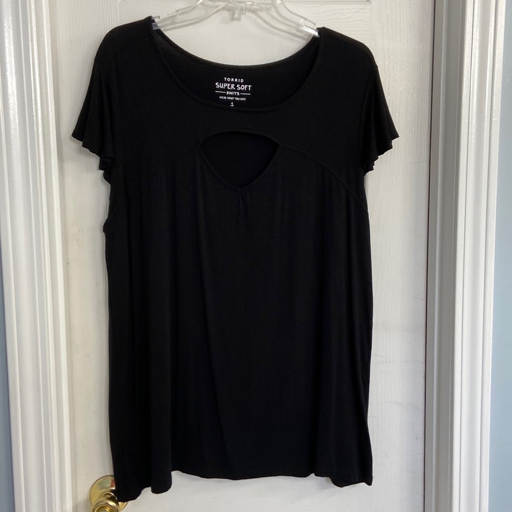 NWOT - Women’s flutter sleeve top with peekaboo cut out - Torrid size 1